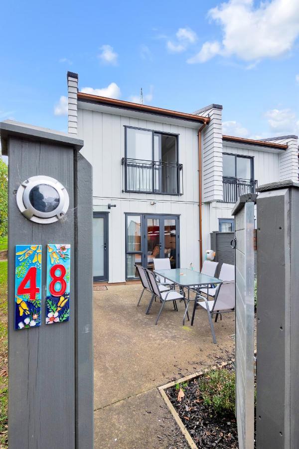 Greenwich Townhouse With Parking And Air-Con Auckland Bagian luar foto