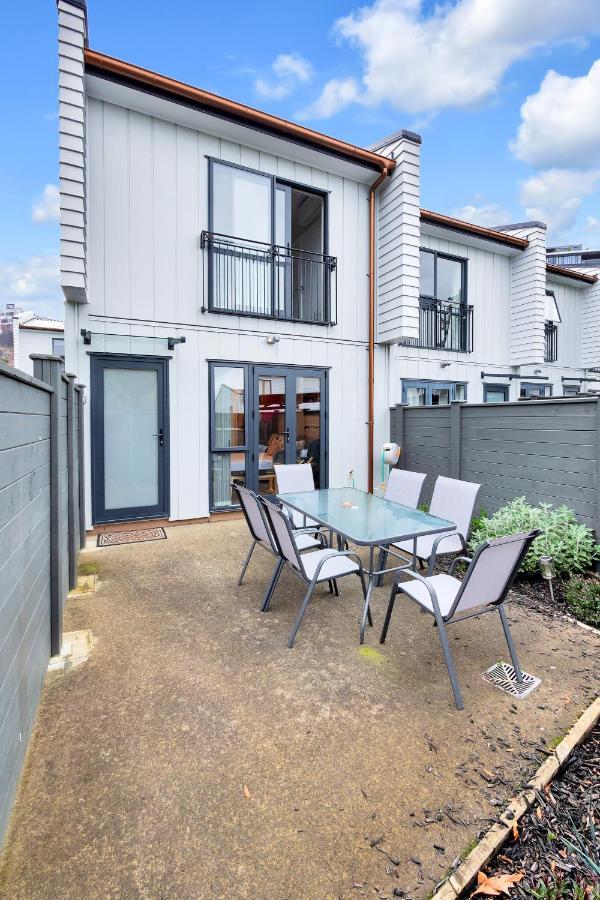 Greenwich Townhouse With Parking And Air-Con Auckland Bagian luar foto